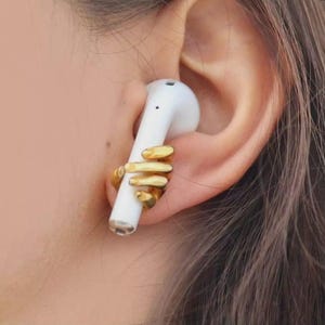 Brinco de pressão para AirPods em prata, estilo brinco de mão.