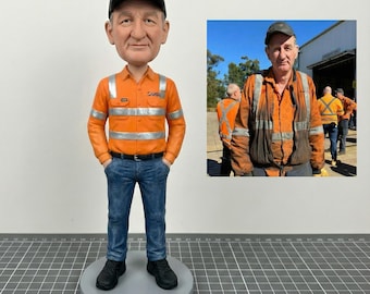 バイキングヘルメットをかぶった年配の紳士のボブルヘッド人形