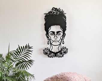 Metalowa dekoracja ścienna z motywem kobiety w kwiatach: dekoracja do wnętrz i na zewnątrz