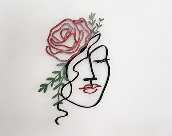 Ręcznie robiona metalowa dekoracja ścienna z motywem kobiety: dekoracja w formie kwiatowej linii