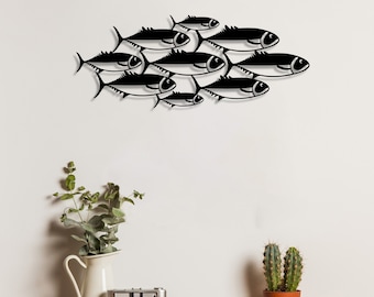 Metalowa dekoracja ścienna z tuńczykiem: kolorowa dekoracja ze zwierzętami