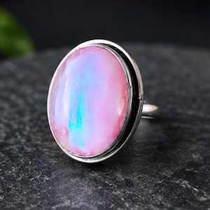 Anillo con gema de piedra lunar rosa arcoíris, plata de ley 925, energía de la diosa, joyería de sanación espiritual.