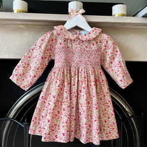Handsmocked geborduurde rode en roze bloemen katoenen peuterjurk, vintage, Victoriaanse jurk, paasjurk peuters, Valentijnsdag meisjesjurk