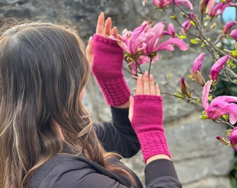 Pulswärmer mit Daumenloch,Armstulpen mit Muster,Fingerlose Handschuhe gestrickt von KiniasKnitting,Handwärmer in Farbe Pink Fuchsia Magenta