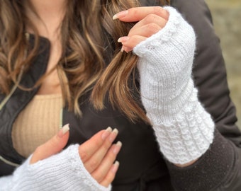 Pulswärmer mit Daumenloch,Armstulpen mit Muster,Fingerlose Handschuhe,Handstulpen gestrickt von KiniasKnitting,Handwärmer in Farbe Weiß.
