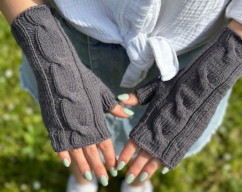 100% Merino,Armstulpen mit Daumen,Pulswärmer in Grau Farbe,Zopfmuster,Fingerlose Handschuhe,Handwärmer gestrickt von KiniasKnitting