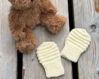 Fäustlinge für Neugeborene 0-3 Monate,Babyhandschuhe ohne Daumenloch unisex,Creme.Baby Geschenk Babyhandwärmer gestrickt von KiniasKnitting.