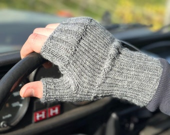 Fingerlose Handschuhe mit Daumen für Männer,Armstulpen in Farbe Grau, hellgrau ,Pulswärmer,Handwärmer gestrickt von KiniasKnitting