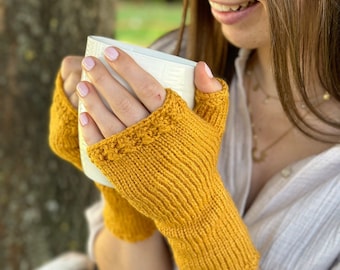 Fingerlose Handschuhe mit Daumen,Armstulpen mit Muster,Pulswärmer gestrickt von KiniasKnitting,Handwärmer in gelb,Senf Farbe