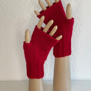 Armstulpen , Pulswärmer mit Zopfmuster Rot gestrickt von KiniasKnitting Bild 6