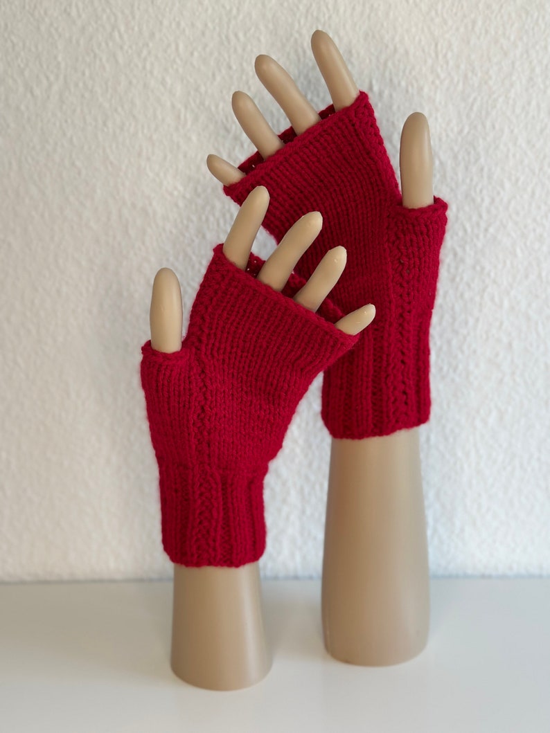 Armstulpen , Pulswärmer mit Zopfmuster Rot gestrickt von KiniasKnitting Bild 6