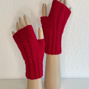 Armstulpen , Pulswärmer mit Zopfmuster Rot gestrickt von KiniasKnitting Bild 8