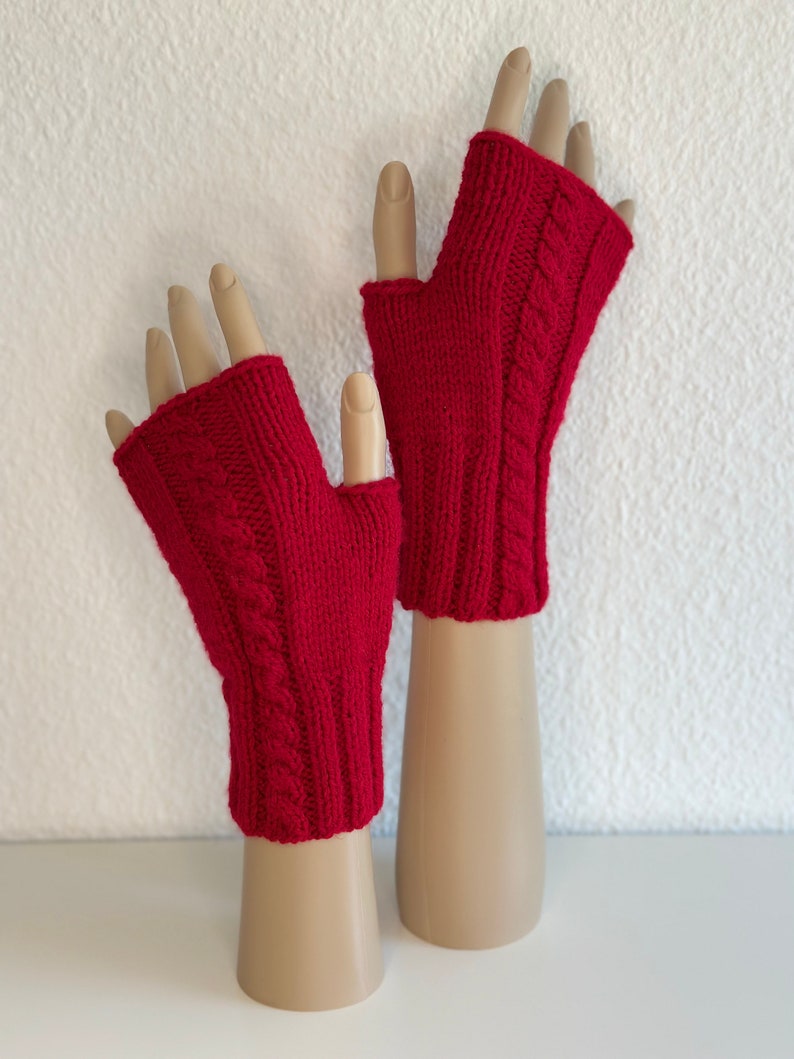 Armstulpen , Pulswärmer mit Zopfmuster Rot gestrickt von KiniasKnitting Bild 8