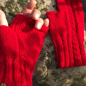 Armstulpen , Pulswärmer mit Zopfmuster Rot gestrickt von KiniasKnitting Bild 3