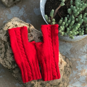 Armstulpen , Pulswärmer mit Zopfmuster Rot gestrickt von KiniasKnitting Bild 5