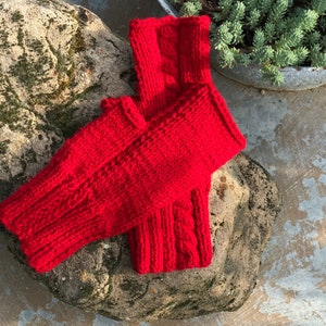 Armstulpen , Pulswärmer mit Zopfmuster Rot gestrickt von KiniasKnitting Bild 4