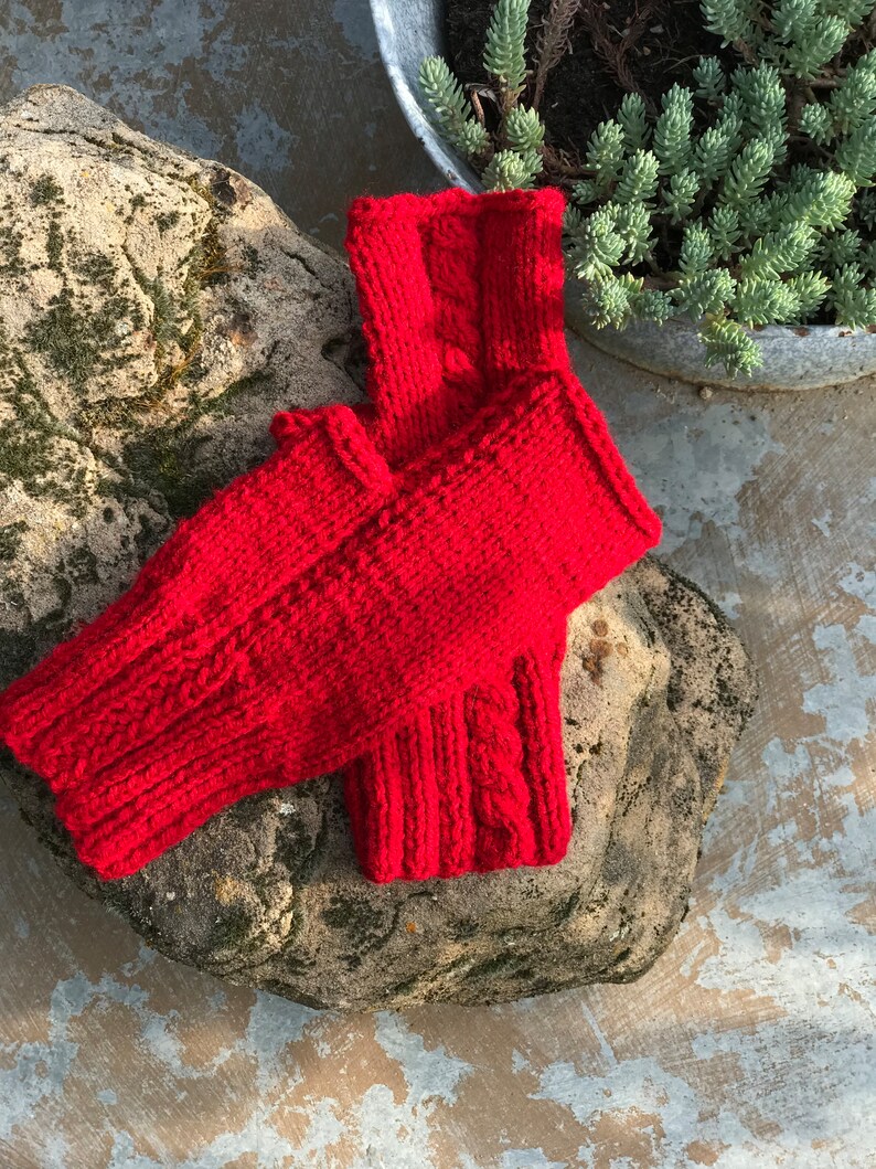 Armstulpen , Pulswärmer mit Zopfmuster Rot gestrickt von KiniasKnitting Bild 4