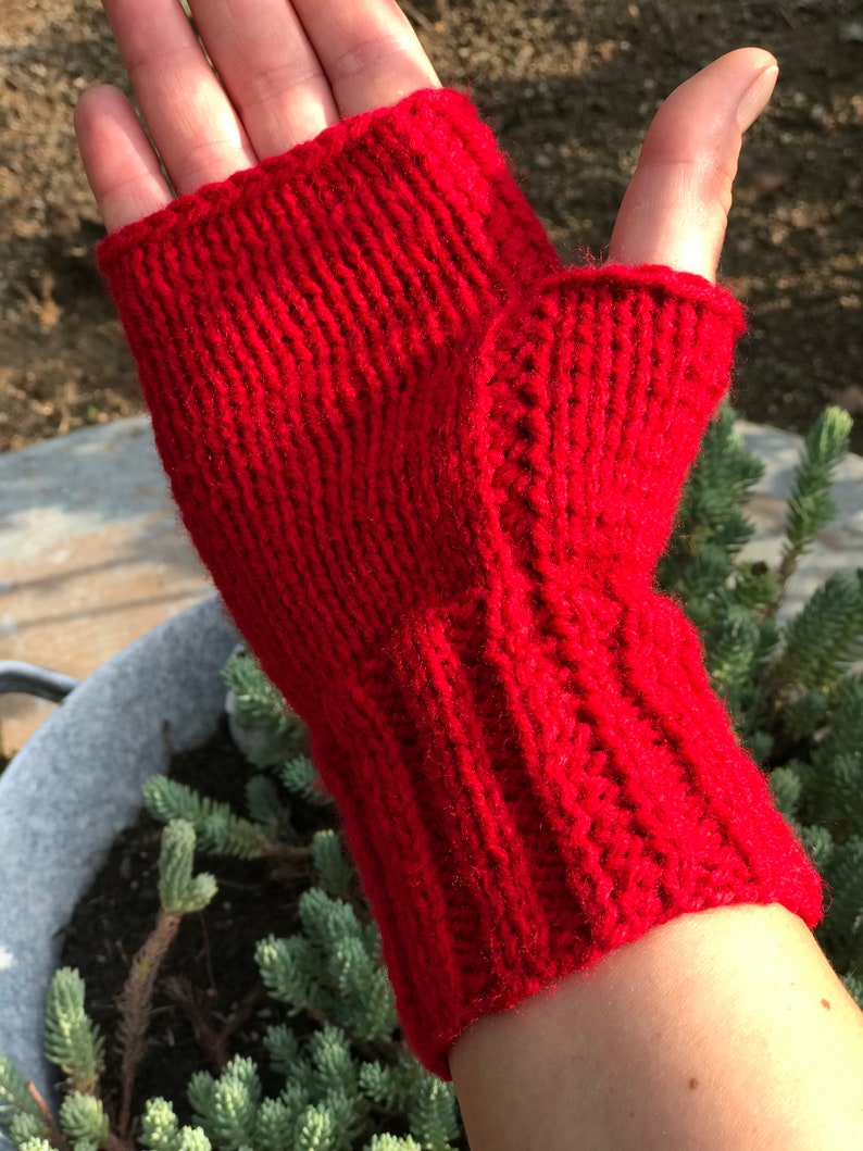 Armstulpen , Pulswärmer mit Zopfmuster Rot gestrickt von KiniasKnitting Bild 2