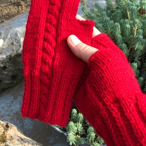 Armstulpen , Pulswärmer mit Zopfmuster Rot gestrickt von KiniasKnitting Bild 1