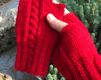 Armstulpen , Pulswärmer mit Zopfmuster Rot gestrickt von KiniasKnitting