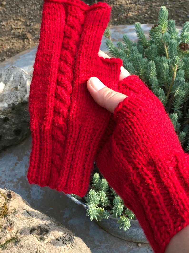 Armstulpen , Pulswärmer mit Zopfmuster Rot gestrickt von KiniasKnitting Bild 1