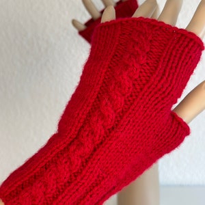 Armstulpen , Pulswärmer mit Zopfmuster Rot gestrickt von KiniasKnitting Bild 7