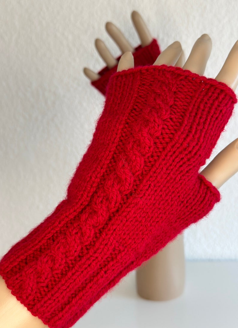 Armstulpen , Pulswärmer mit Zopfmuster Rot gestrickt von KiniasKnitting Bild 7