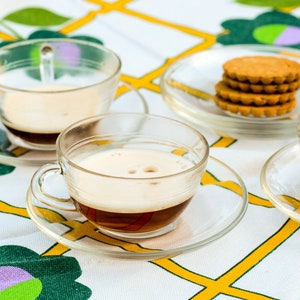 Spring Café Set – Vintage Duralex Kaffeetassen und Untertassen – Transparentes Hartglas – 60er Retro Küchendekor – Hergestellt in Spanien