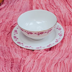 Ciotola e piatto vintage in porcellana cinese con bordo floreale rosa