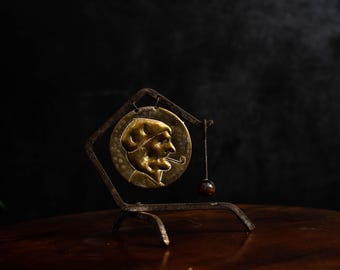 Gong decorativo vintage | Medaglione a rilievo raffigurante un uomo con la pipa