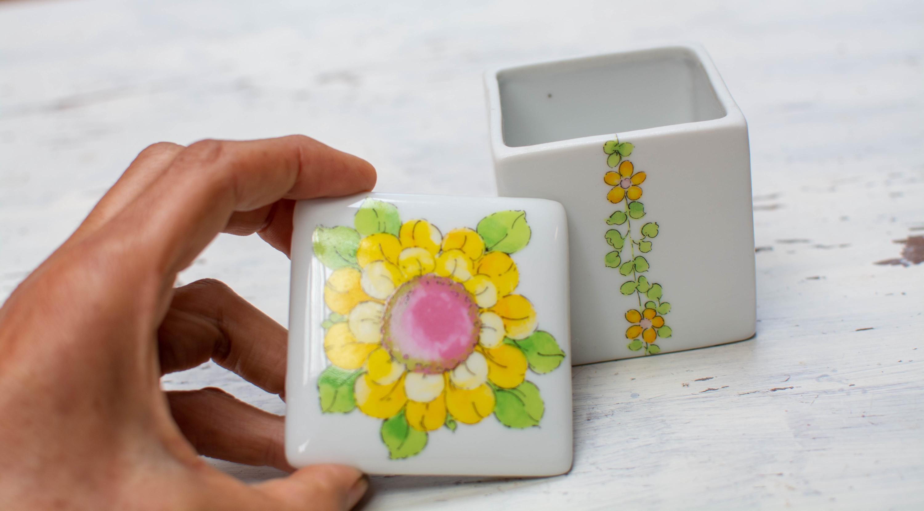 花が飾られた小さなヴィンテージの白磁の箱 – コテージ風小物入れ – ロマンチックでノスタルジックな装飾