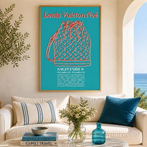 Può includere: Un poster incorniciato con sfondo turchese, raffigurante un'illustrazione rossa e bianca di una borsa Louis Vuitton Noé. Il poster include il testo "Louis Vuitton Noé" e "SAGITTARIUS" con testo aggiuntivo. Il poster è sopra un divano bianco.