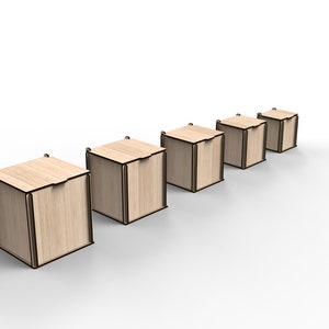 Op de afbeelding: Vijf houten dozen in verschillende maten, gerangschikt in een rij van groot naar klein. De dozen zijn gemaakt van lichtbruin hout met een natuurlijke afwerking en hebben een eenvoudig, rechthoekig ontwerp.