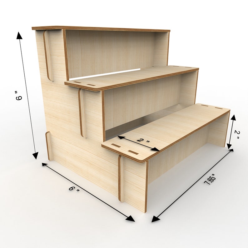 K&ouml;nnte beinhalten: Ein dreistufiges Holzregal mit naturbelassenem Holzfinish. Das Regal ist 15,24 cm breit, 19,94 cm tief und 22,86 cm hoch. Jede Ablage ist 5,08 cm tief.