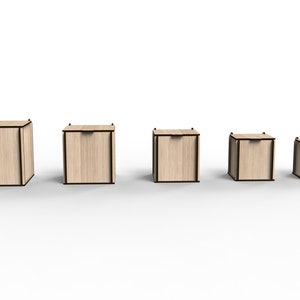 Op de afbeelding: Vijf houten dozen van verschillende groottes met deksels. De dozen zijn gemaakt van lichtbruin hout met donkerbruine afwerking. De dozen zijn in een rij gerangschikt van de grootste tot de kleinste.