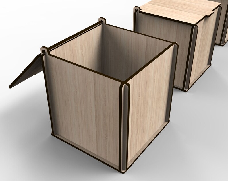 Op de afbeelding: Een houten doos met een scharnierend deksel, open om de lege binnenkant te laten zien. De doos is gemaakt van lichtbruin hout met donkerbruine randen.