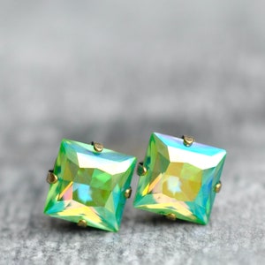 Arco Iris Verde, Pendientes de Peridoto, Pendientes de Cristal Verde, hechos con Swarovski, Pendientes Aurora Borealis, Corte Cojín, 10mm, Piedra Natal de Agosto