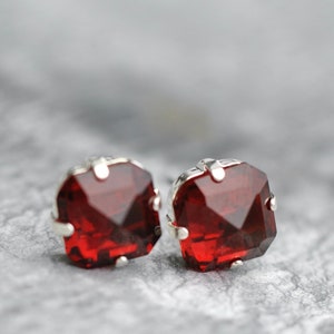 Brincos de rubi vermelho, brincos bordô, brincos de cristal vermelho, brincos bordô, brincos de granada, lapidação almofada, 10 mm, brincos de rubi vintage, presente de granada