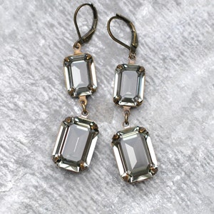 Graue Ohrringe, Swarovski Kristallohrringe, Graue Strass Ohrringe, Smaragdschliff, Braut Ohrringe, Kristallohrringe, Geschenk für sie, grau