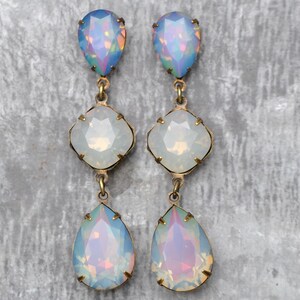 Opal Regenbogen Ohrringe, Swarovski Kristall Ohrringe, Fiesta, große Strasssteine, Post oder Clip ons, Oktober Geburtsstein, Oktober Geburtstagsgeschenk