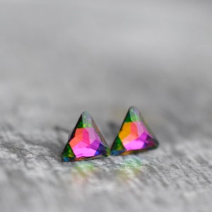 Pendientes triangulares, arcoíris oscuro, cristales, triángulos arcoíris, pendientes para hombre, engaste flotante, hipoalergénicos, Swarovski
