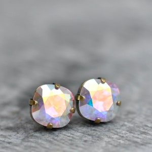 Aurora Borealis, boucles d'oreilles arc-en-ciel, boucles d'oreilles en cristal Aurora Borealis, faites avec Swarovski, clous d'oreilles Aurora Borealis, taille coussin, 10 mm, arc-en-ciel