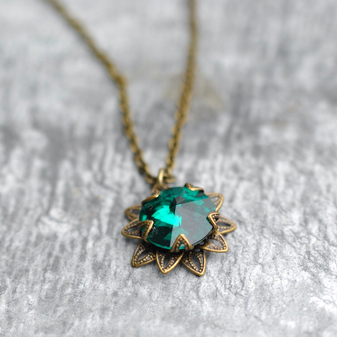 Emerald flower necklace Clearance
