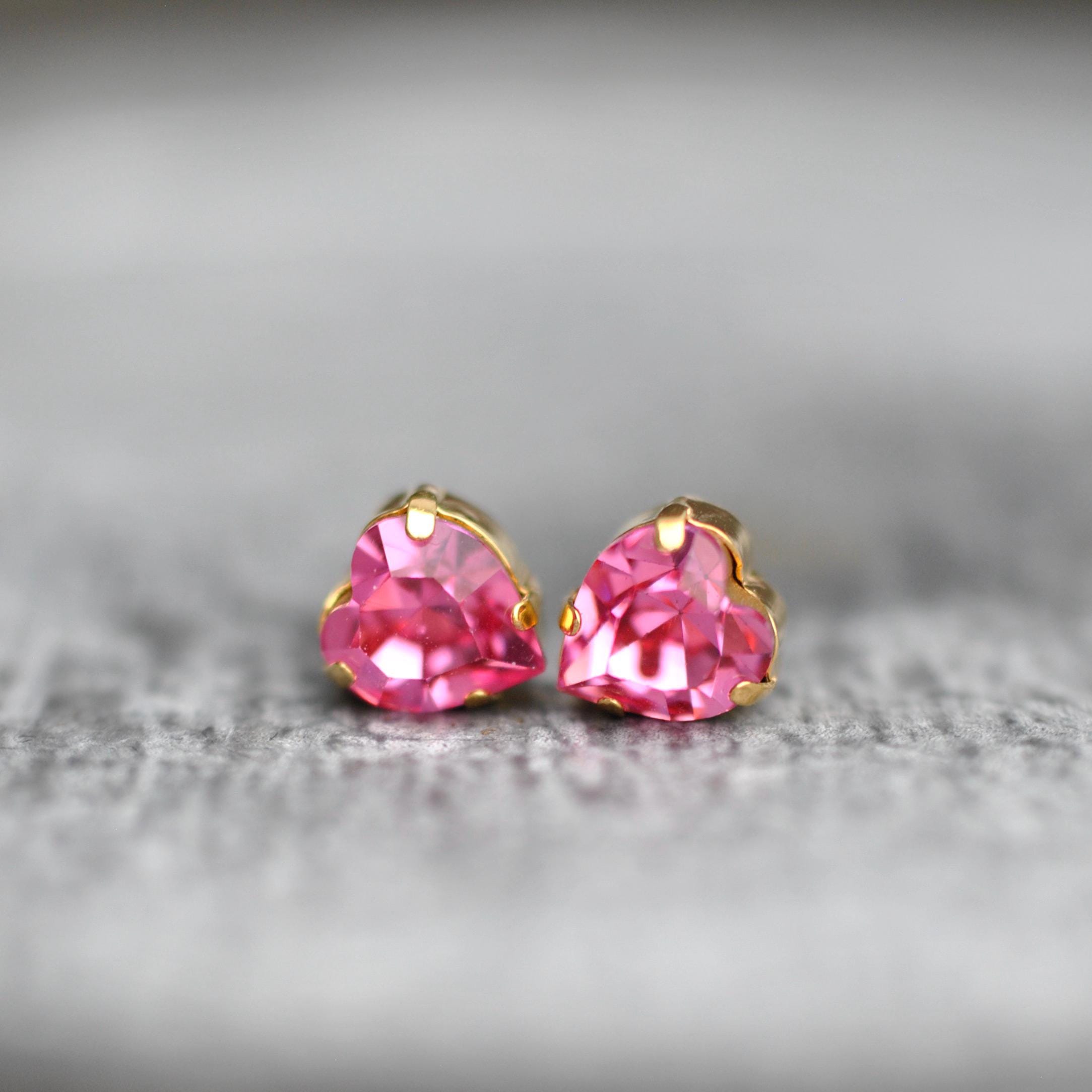 ピンクのハート型イヤリング、小さなスタッド、スワロフスキーローズ