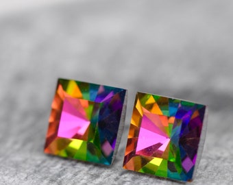 Pendientes de botón arcoíris verdes, con cristales, con forma de estrella arcoíris, 12 mm, engaste flotante, hipoalergénicos, para oídos sensibles.