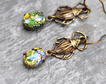 Skarabäus Käfer Ohrringe, grüner Opal, Petite Charm Ohrringe, Opalglas Ohrringe, ägyptische Käfer Ohrringe, Mashugana, Geschenk für sie