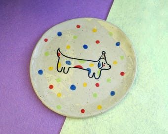 Plato para salchichas con forma de perro salchicha / cerámica modelada a mano