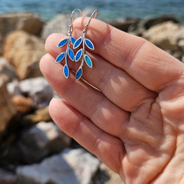 Dangle earrings olive leaf with blue opal, beautiful present, Orecchini pendenti foglia d'ulivo con opale, Ohrhänger Oliovenbllatt mit Opal