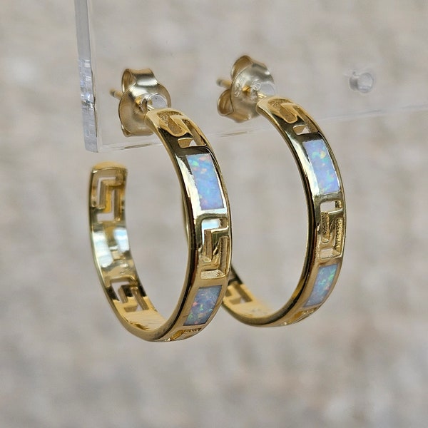 Gold platted hoops earrings with white opal, Orecchini a cerci placcatioro con opale bianco, Vergoldete Creolen mit weibem Opal.