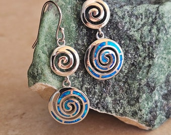 Orecchini a spirale pendenti in argento sterling con opale blu, Orecchini pendenti a spirale con opale blu, Ohrhänger in Spiralform mit Blauem Opal.